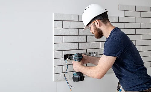 electricians-in-ontario-ca-installing-electrical-sockets